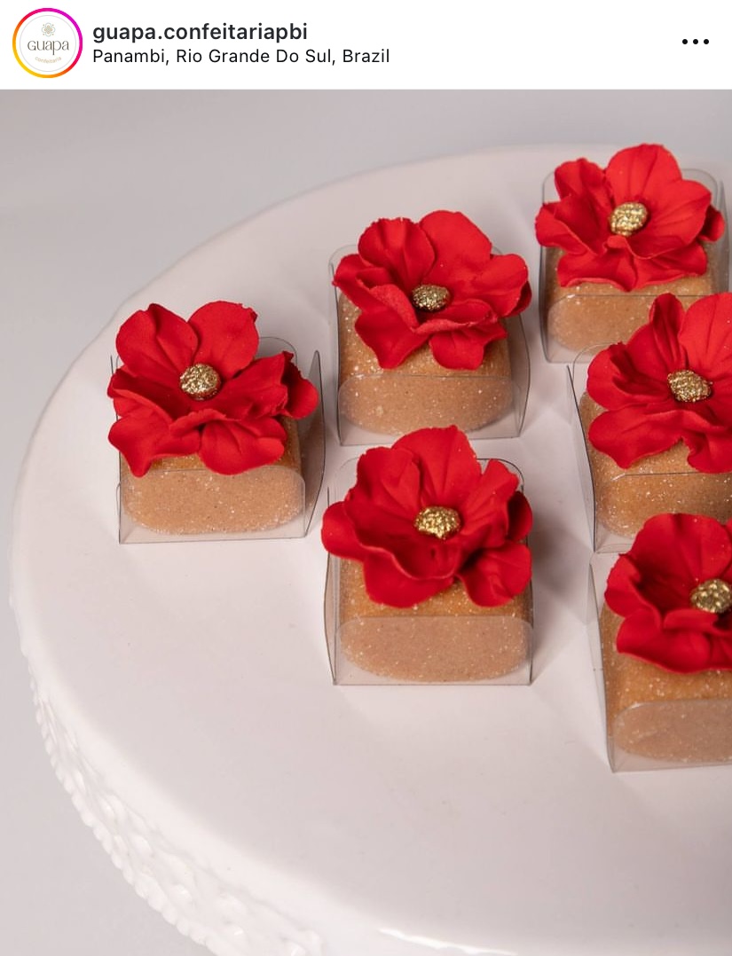 Doces com flores vermelhas